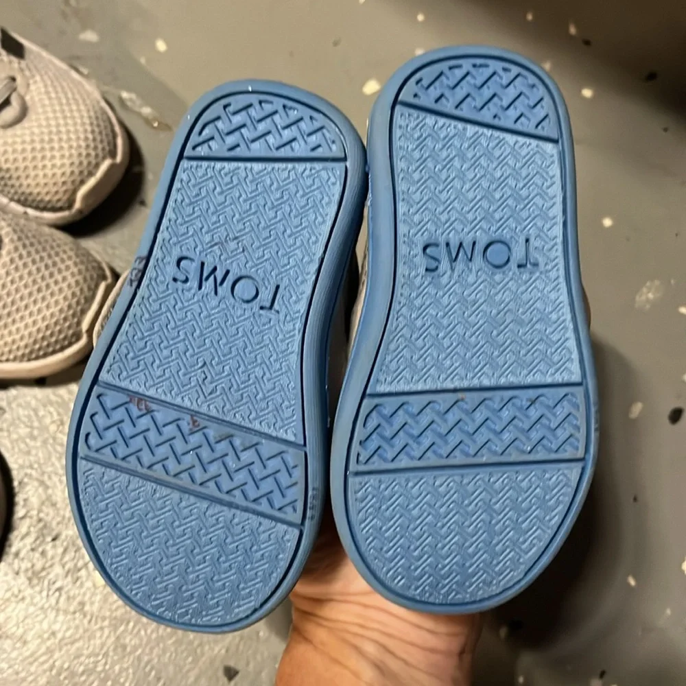 Toms - Picture 2 of 5